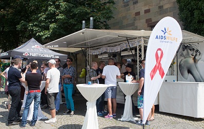 "Stößchen!" - Hocketse-Barwagen d. AIDS-Hilfe Stuttgart e.V. am Schillerplatz