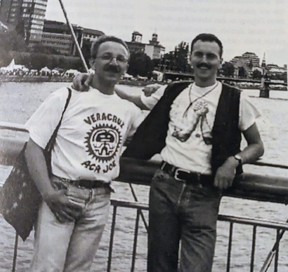 Jochen Pohlmann und Manfred Horch gehörten zu den Gründungsmitgliedern der AIDS-Hilfe Stuttgart im Rahmen der offiziellen Vereinsgründung mit Eintrag ins Vereinsregister und waren 1985 und 1986 im Vorstand der Aids-Hilfe (Foto aus der RAINBOW-Sonderbeilage: „10 Jahre AIDS-Hilfe Stuttgart 1985-1995“).